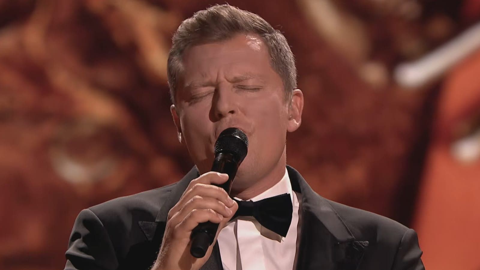 Rafał Brzozowski śpiewa na koncercie - muzyka, disco polo, wesela, wydarzenia