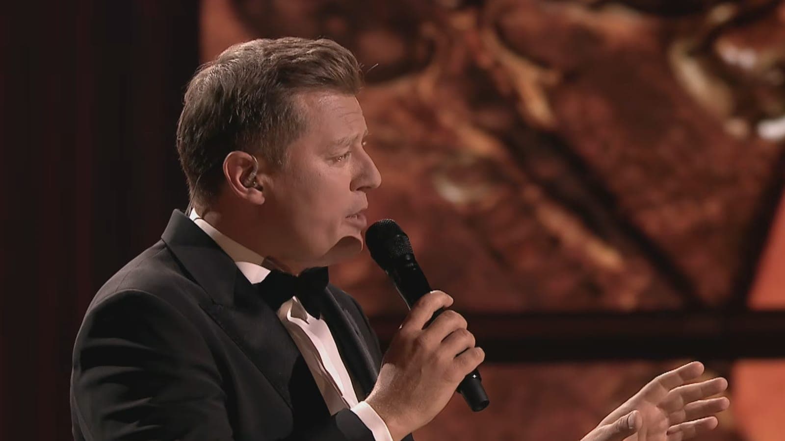 Rafał Brzozowski na scenie podczas koncertu - muzyka, disco polo, wydarzenia
